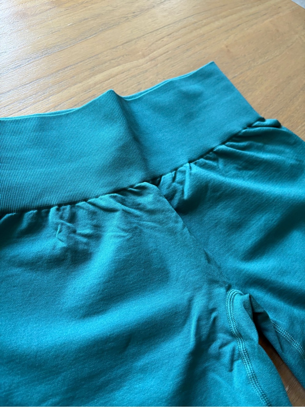 NVGTN Solid Seamless Shorts in Emerald Green - Picture 5 of 7